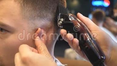 在沙龙里用剪头刀把理发师的手臂拢到顾客面前。 发型师剪头发的手